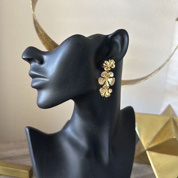 Gold Floral Earrings A1306 - Picture 3 of 4